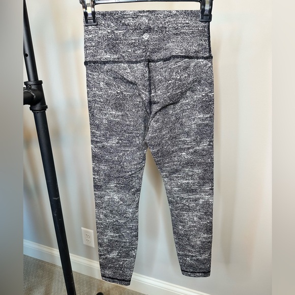 Sz 6 Lululemon Wunder Under full length 26” black white print Hi-Rise 7/8 Tight - Picture 3 of 8